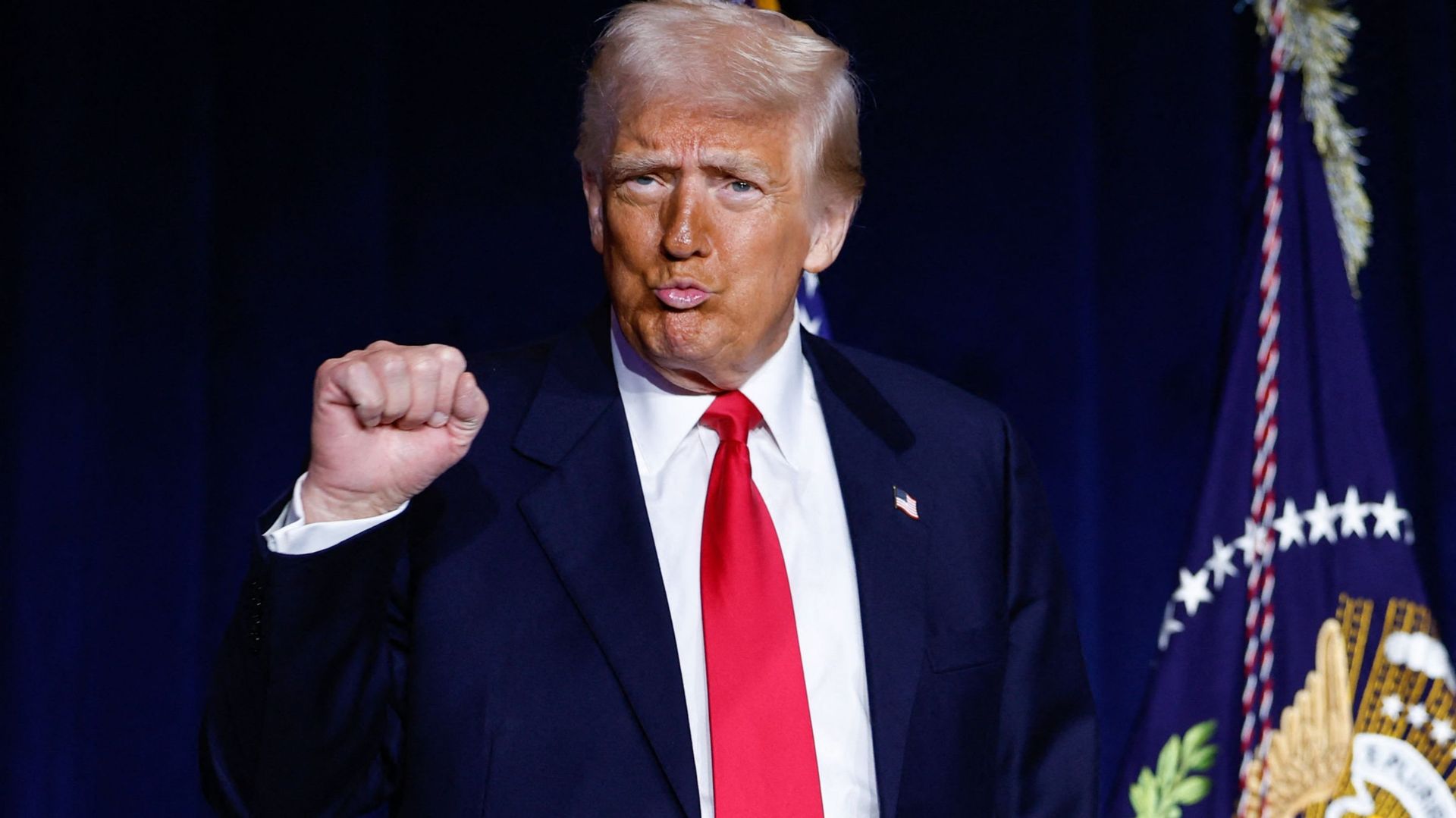 découvrez l’impact des droits de douane de 25% instaurés par trump sur les camions importés. analyse des conséquences pour l’industrie automobile, les relations commerciales et les consommateurs.