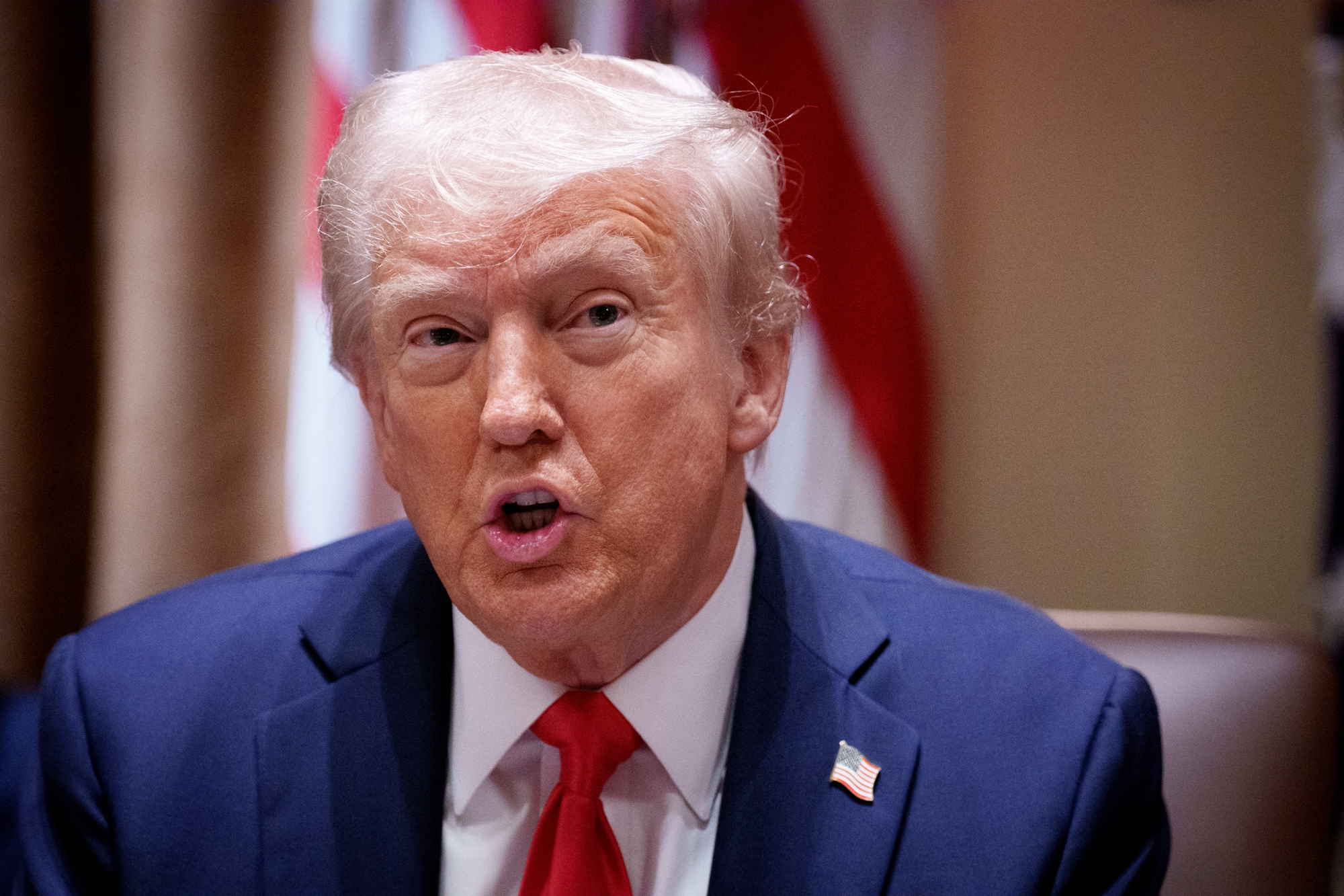 découvrez l'impact des droits de douane de 25% imposés par donald trump sur les camions importés aux états-unis, leurs conséquences pour l'industrie automobile et le commerce international.