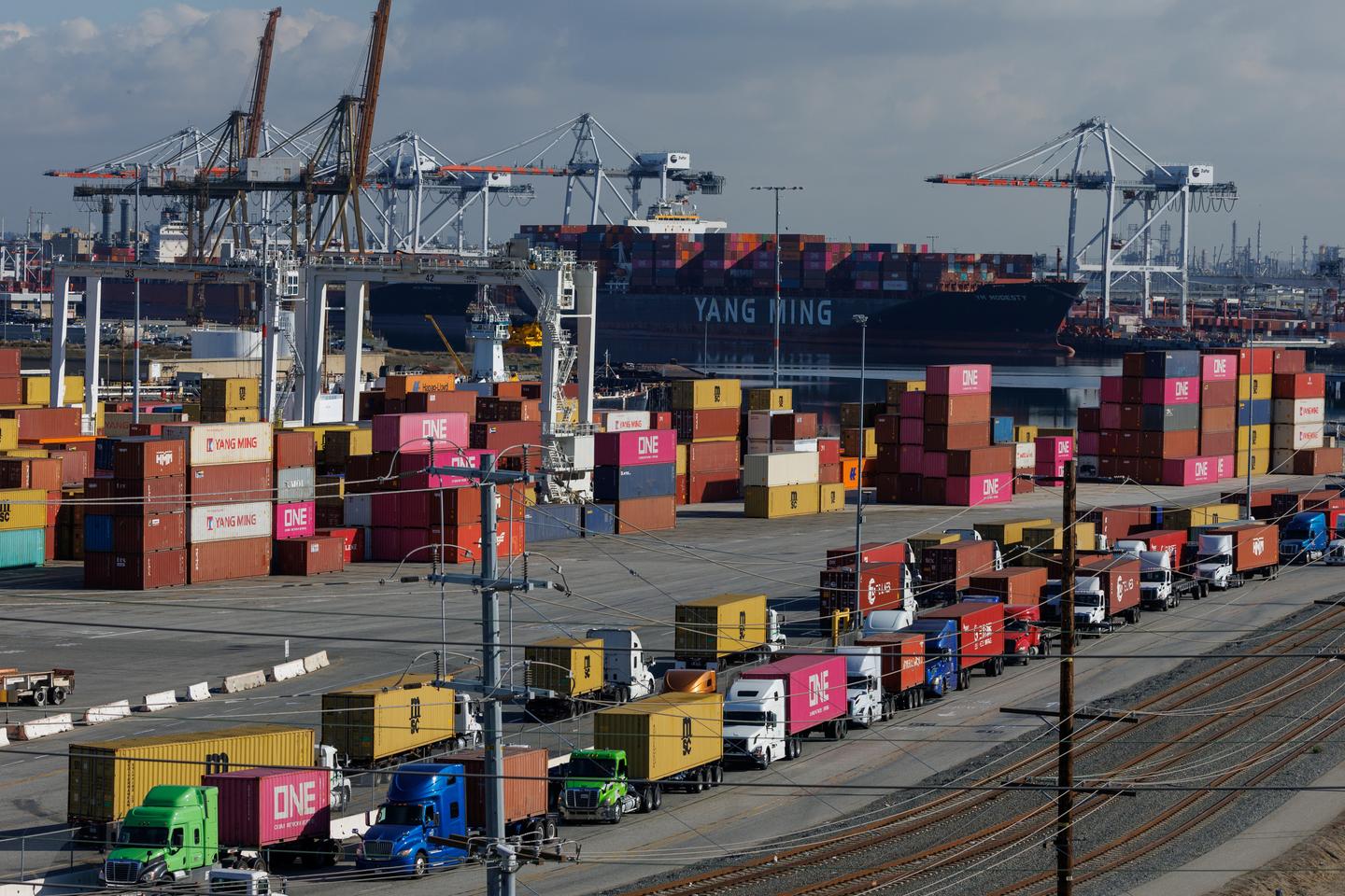 découvrez l'impact des droits de douane imposés sous donald trump sur l'économie américaine et mondiale : enjeux, conséquences et analyses des mesures protectionnistes.