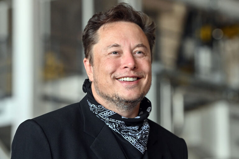 découvrez comment elon musk a atteint le sommet du classement des fortunes mondiales pour devenir l'homme le plus riche, surpassant tous les records précédents.