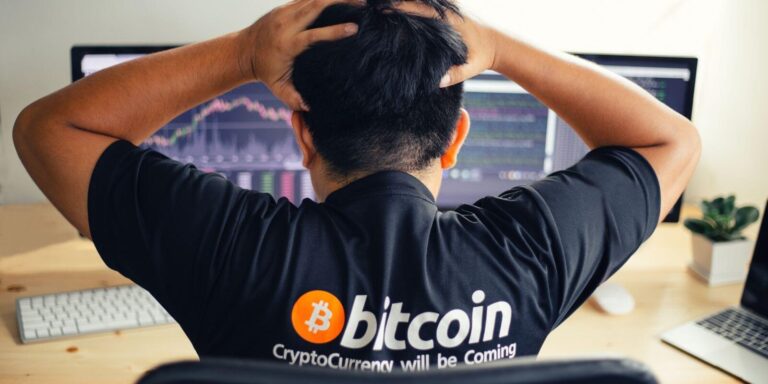 découvrez pourquoi le bitcoin connaît une flambée spectaculaire le 4 octobre et quelles sont les raisons derrière cette hausse soudaine des prix. analyse, tendances et perspectives sur le marché des cryptomonnaies.