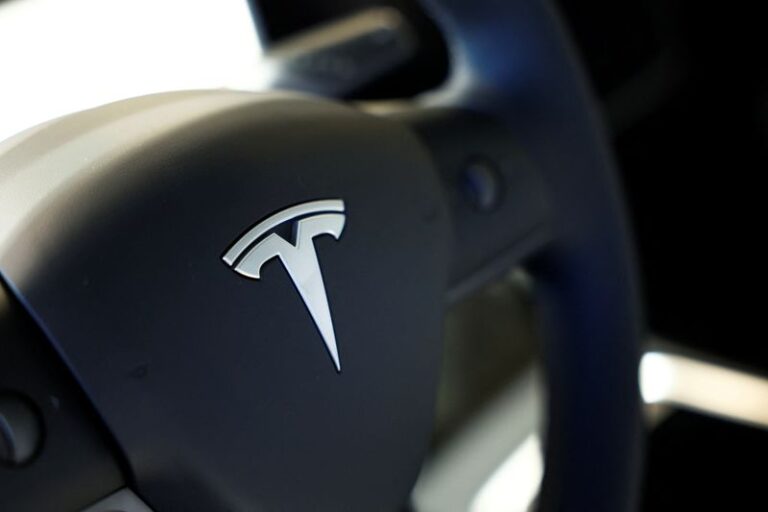 découvrez comment tesla enregistre une hausse significative de ses ventes, portée par l’innovation technologique et une demande croissante pour les véhicules électriques en 2024.