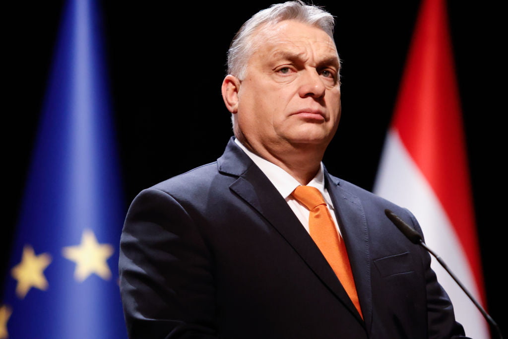 la hongrie continue d'importer du pétrole russe malgré les sanctions de l'union européenne, mettant en avant ses intérêts énergétiques et économiques face aux pressions politiques.