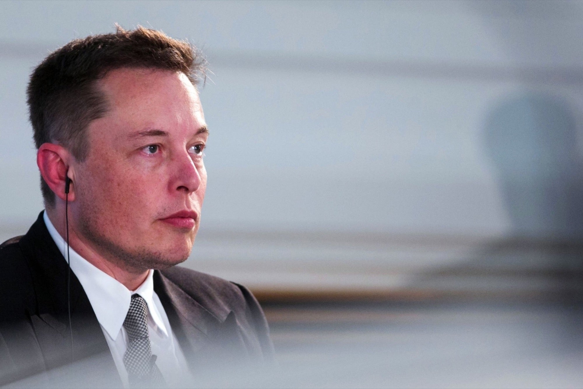 découvrez le parcours inspirant d’un ingénieur autodidacte qui se mesure aux géants elon musk et jeff bezos, repoussant les limites de l’innovation technologique.