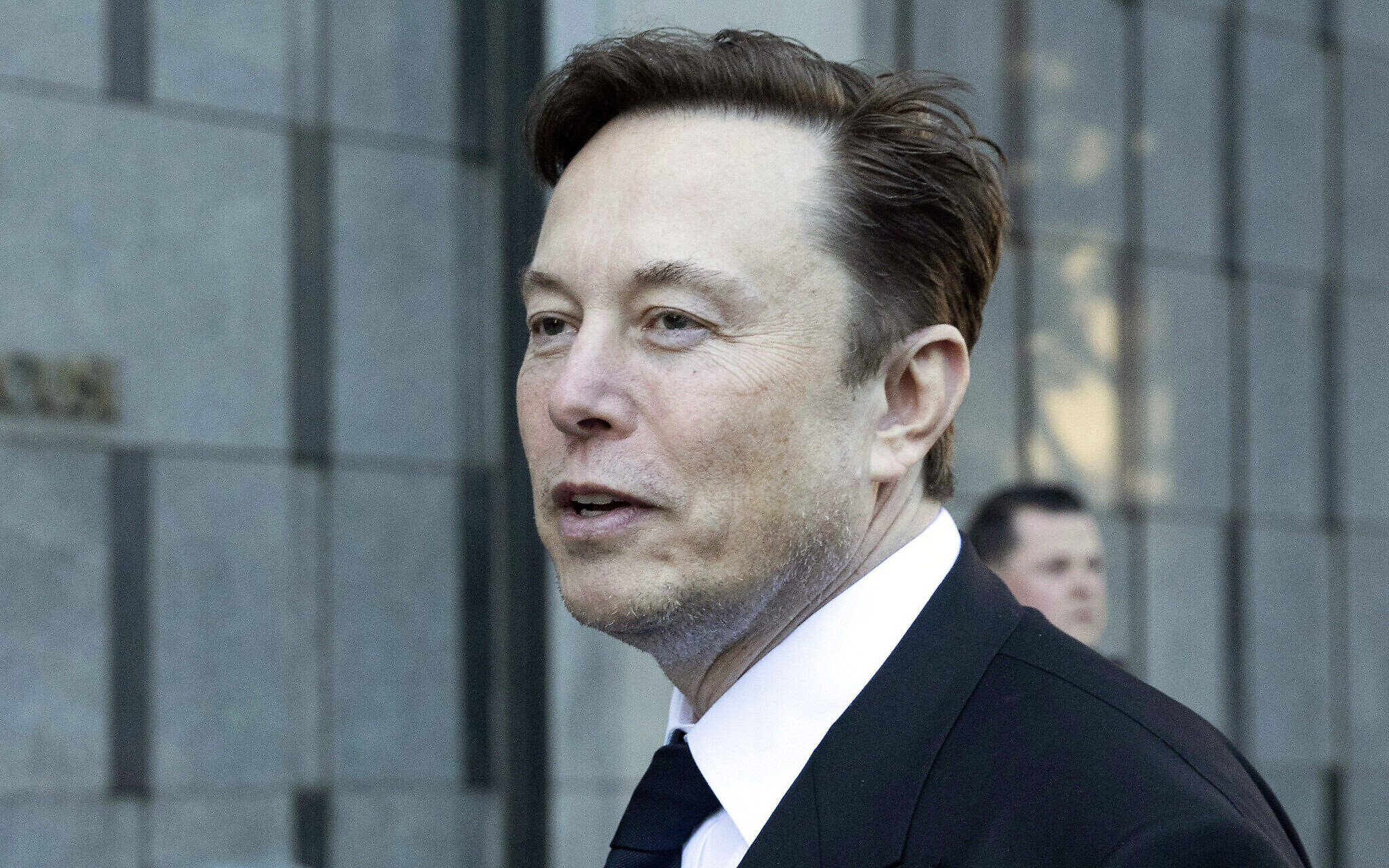 elon musk lance une offensive contre apple en utilisant sa technologie starlink, bouleversant le secteur des télécommunications et préparant une nouvelle ère de connectivité globale.