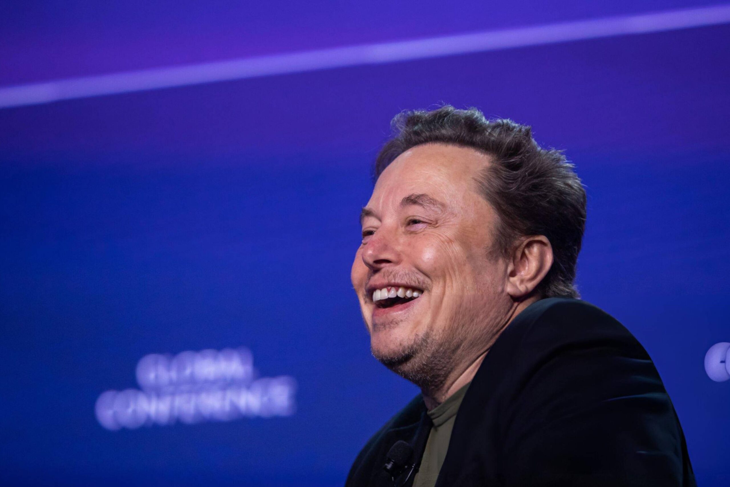 elon musk approche la barre des 500 milliards de dollars de fortune, renforçant sa position parmi les entrepreneurs les plus riches et influents du monde.