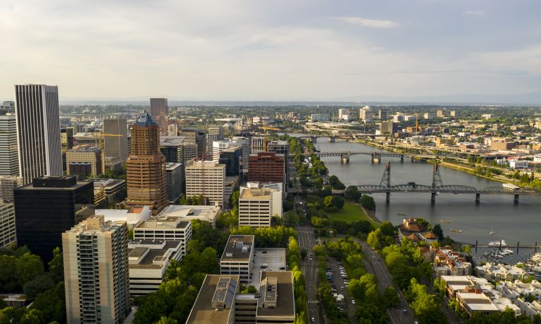 découvrez comment portland s’est imposée comme un bastion progressiste et anti-trump aux états-unis, symbole de résistance, d’activisme et d’engagement citoyen face aux politiques conservatrices.
