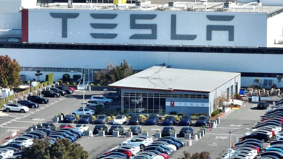découvrez pourquoi la rémunération des dirigeants de tesla suscite la controverse et fait l'objet de critiques, entre salaires records et débats sur l'équité salariale.