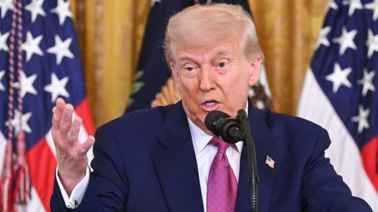 découvrez comment donald trump multiplie les critiques contre les élites indiennes aux états-unis, soulevant polémique et réactions au sein de la communauté. analyse des enjeux et répercussions politiques.