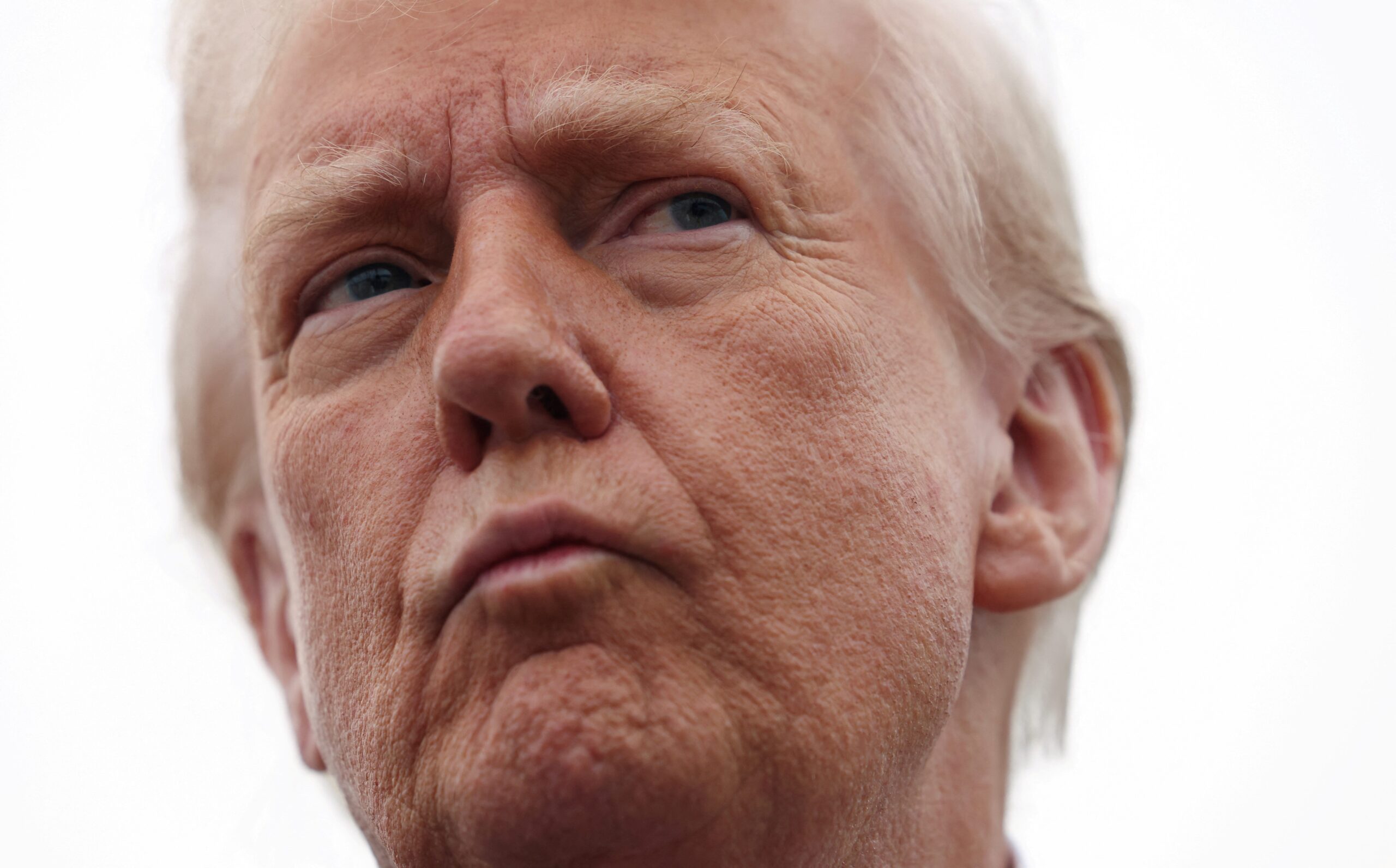 découvrez comment donald trump influence l'organisation et les enjeux de la coupe du monde 2026, un événement sportif historique qui se tiendra aux états-unis, au canada et au mexique.
