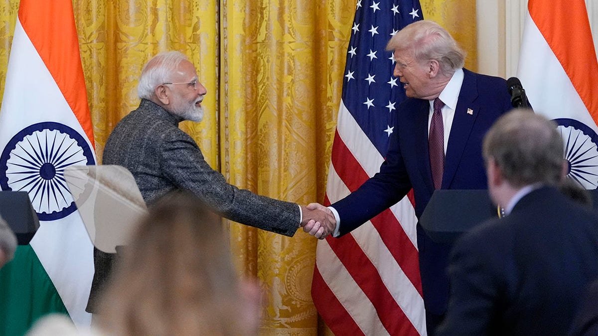 découvrez comment le duel idéologique entre donald trump et rupert murdoch façonne la scène politique américaine à travers affrontements, stratégies médiatiques et enjeux de pouvoir.