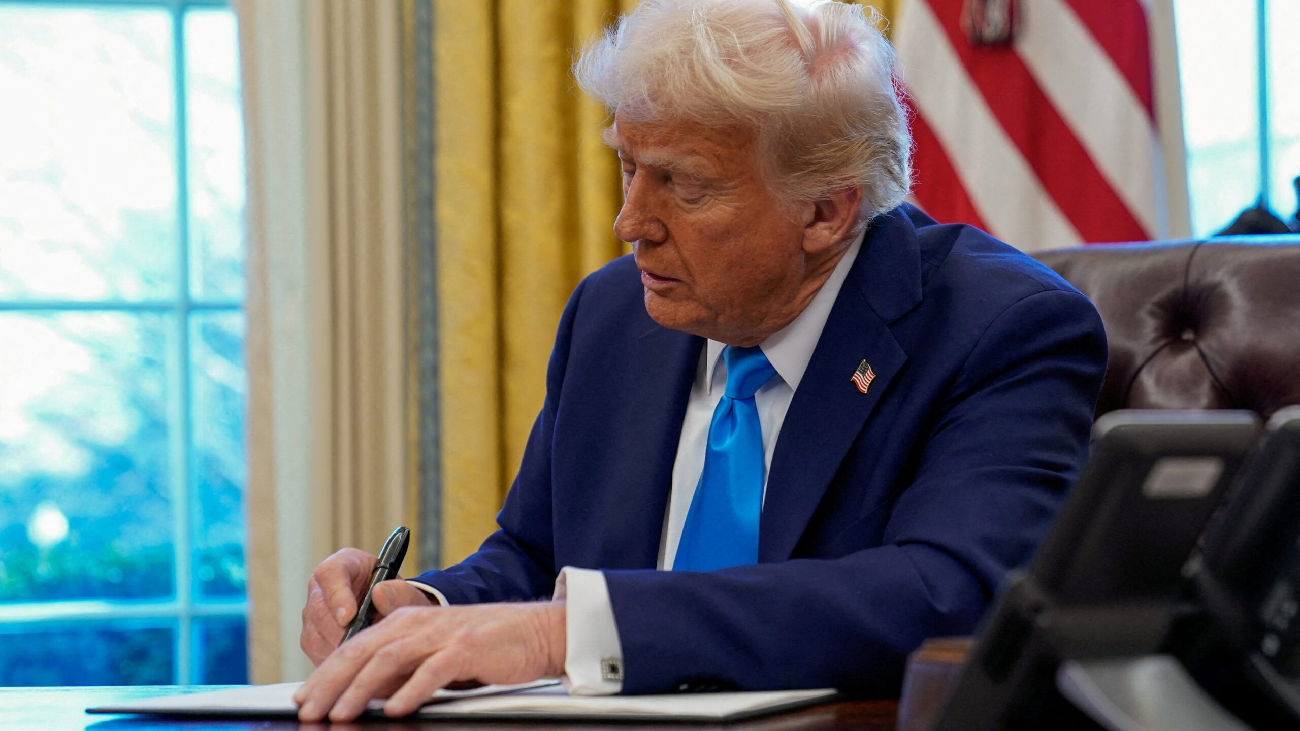 découvrez l'affrontement politique entre donald trump et ses principaux adversaires, analyse des stratégies, enjeux et répercussions sur la scène américaine.