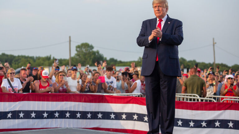 découvrez l'analyse des déclarations de donald trump concernant une possible intervention militaire dans les grandes métropoles américaines, ses motivations et les répercussions sur la sécurité et la politique nationale.