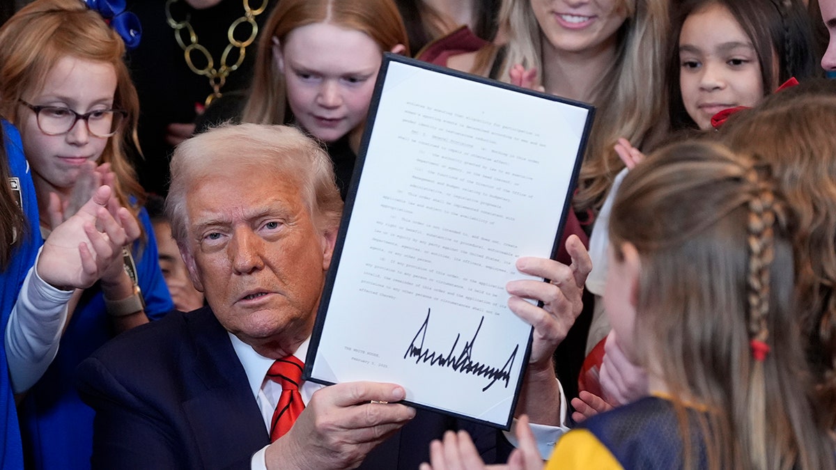 suivez l'actualité du sommet en égypte avec la participation de donald trump. découvrez les enjeux, les discussions et les décisions majeures lors de cette rencontre internationale.