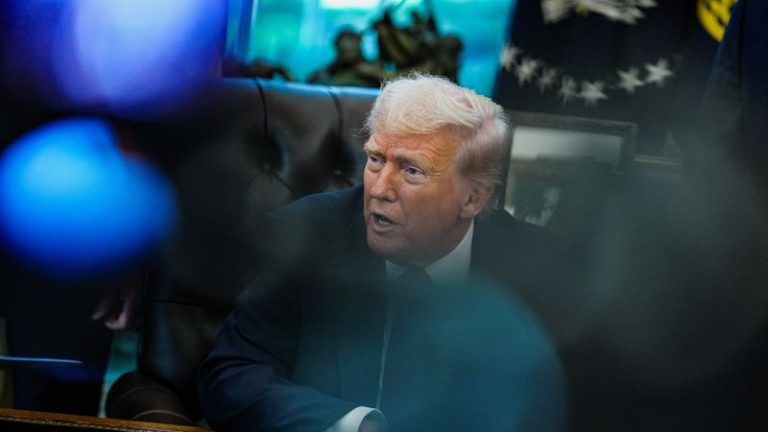 découvrez comment les tweets de donald trump influencent les marchés financiers, analysant l'impact de ses déclarations sur les investissements et l'économie mondiale.