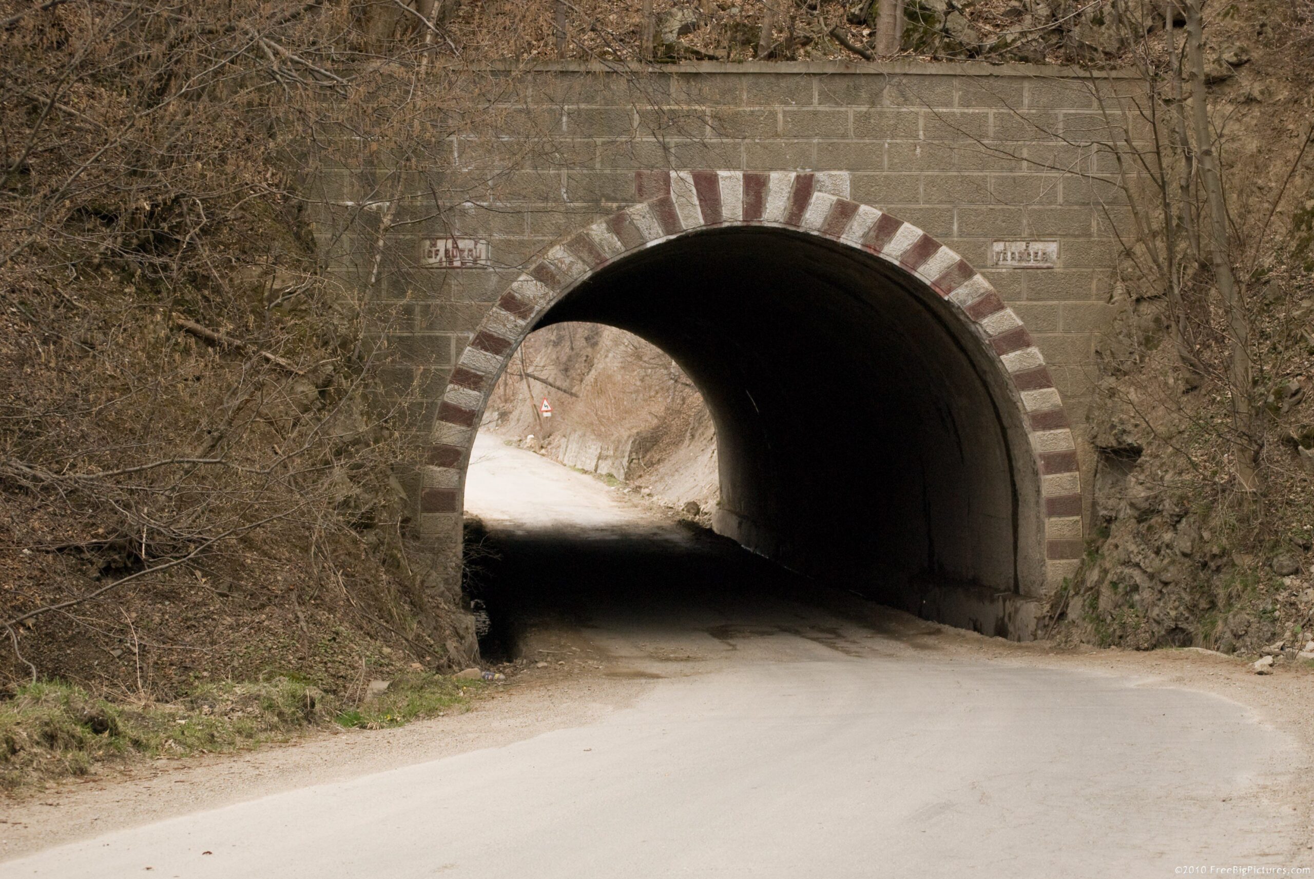 découvrez comment vladimir poutine, donald trump et elon musk se retrouvent au cœur d'un tunnel d'influences et de stratégies géopolitiques et technologiques. analyse de leurs parcours et des connexions étonnantes entre pouvoir et innovation.