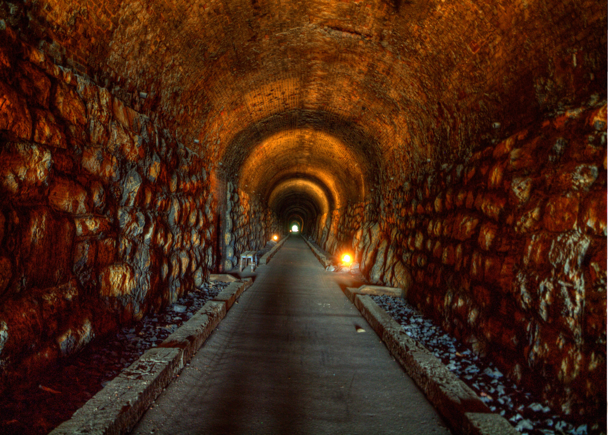 découvrez comment vladimir poutine, donald trump et elon musk se retrouvent au cœur d'un tunnel d'influences, d'innovations et de pouvoir, mêlant géopolitique, technologie et stratégies mondiales.