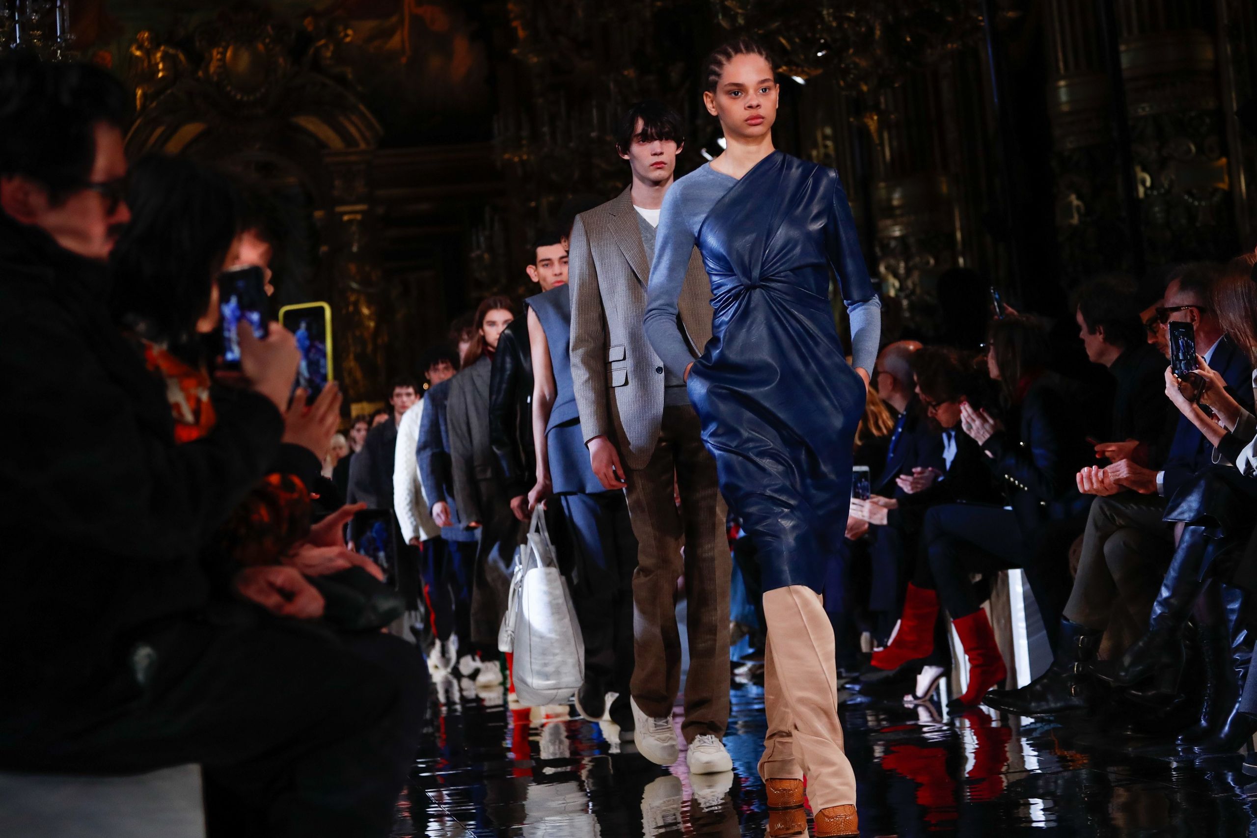 découvrez la présence remarquée de vivian musk à la fashion week, entre élégance, style et tendances. suivez son passage sur les podiums et l’inspiration mode qu’elle apporte à l’événement.