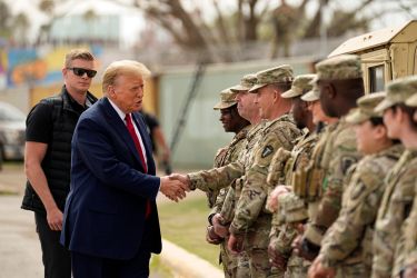 découvrez comment les alliés de trump utilisent des refuges militaires pour renforcer leurs positions stratégiques et influencer la géopolitique mondiale. analyse des enjeux et implications.