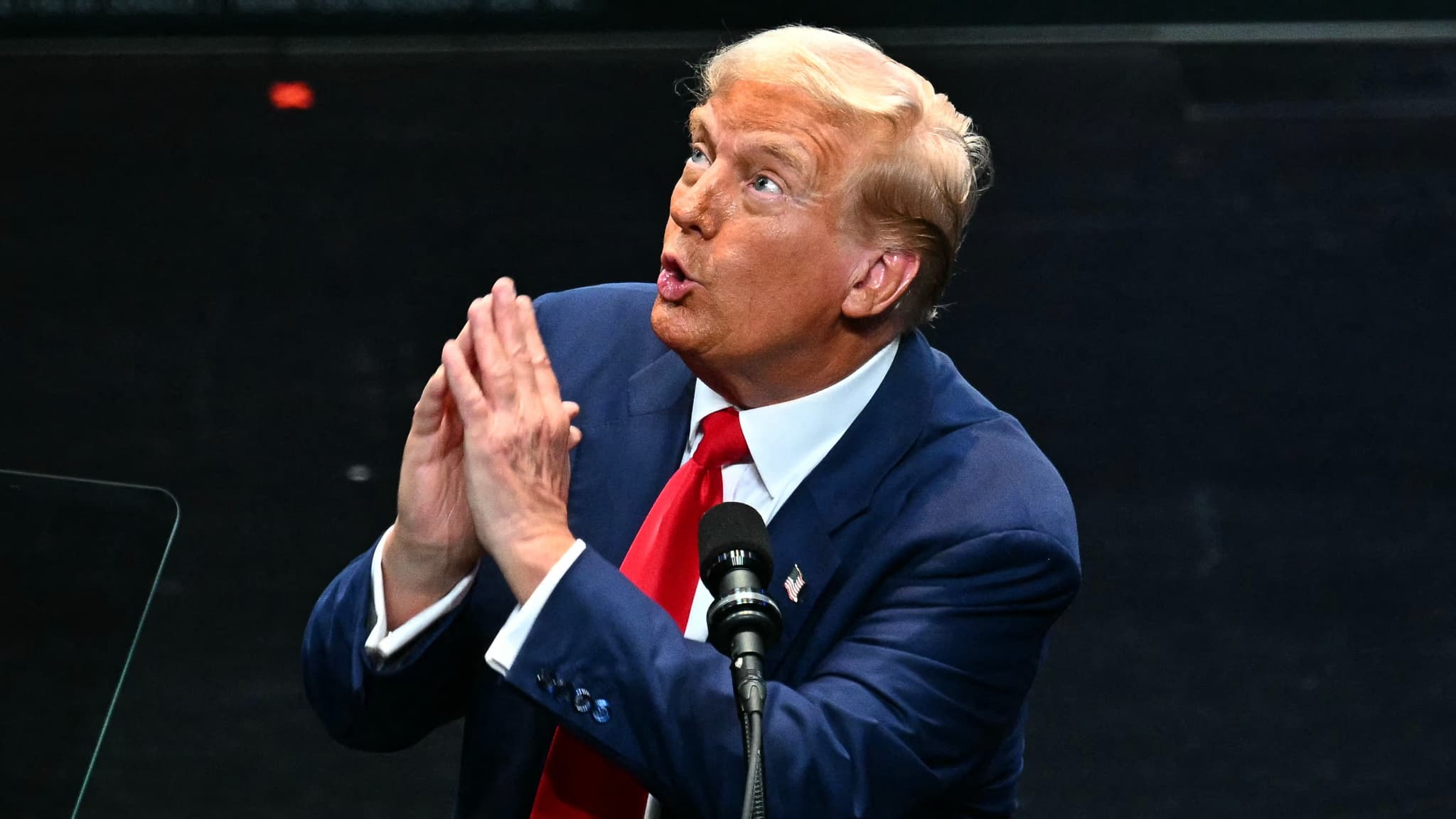 découvrez l’impact d'un an de donald trump à la maison-blanche à travers les derniers sondages et analyses sur sa popularité, ses politiques et leurs conséquences aux états-unis.