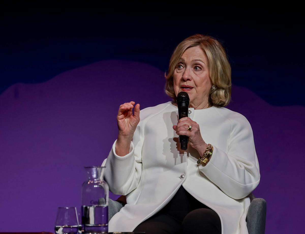 bernard guetta dénonce l'ignorance de donald trump lors de sa visite à bordeaux, analysant les conséquences de son comportement sur la scène internationale.