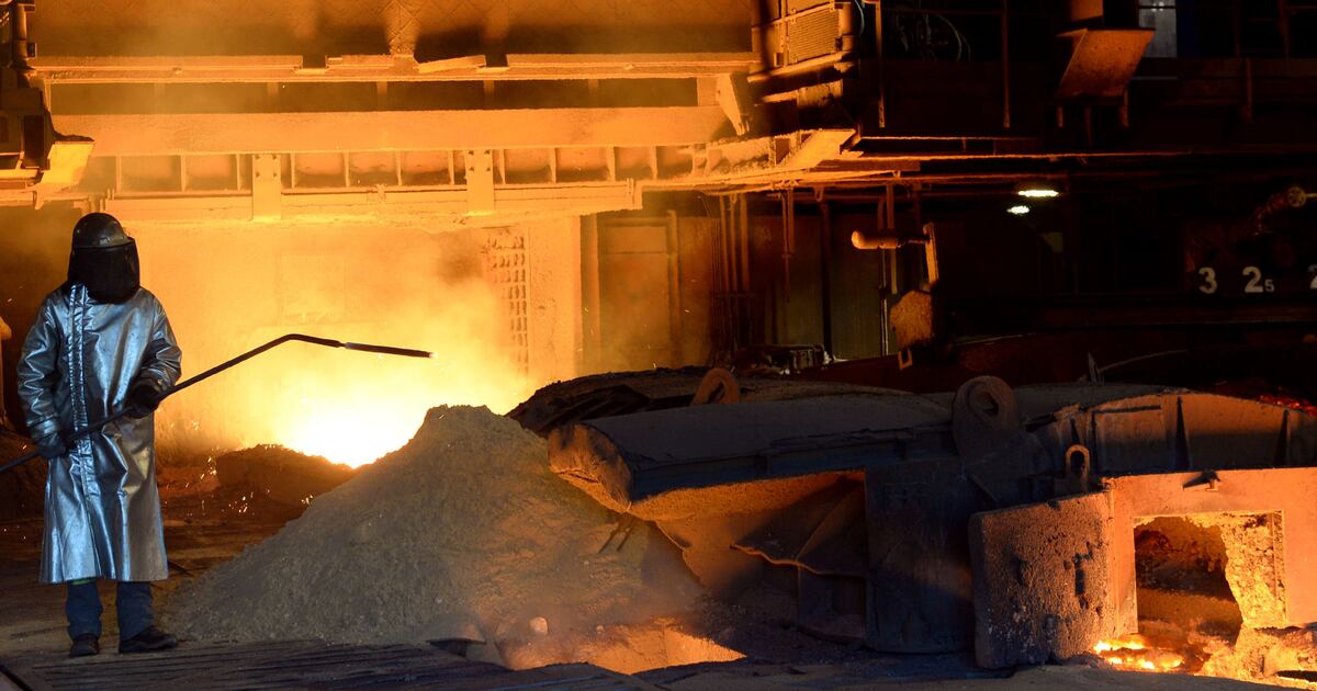 analyse des défis rencontrés par trump, des pressions exercées sur orange, et des enjeux clés pour arcelormittal dans le contexte économique actuel.