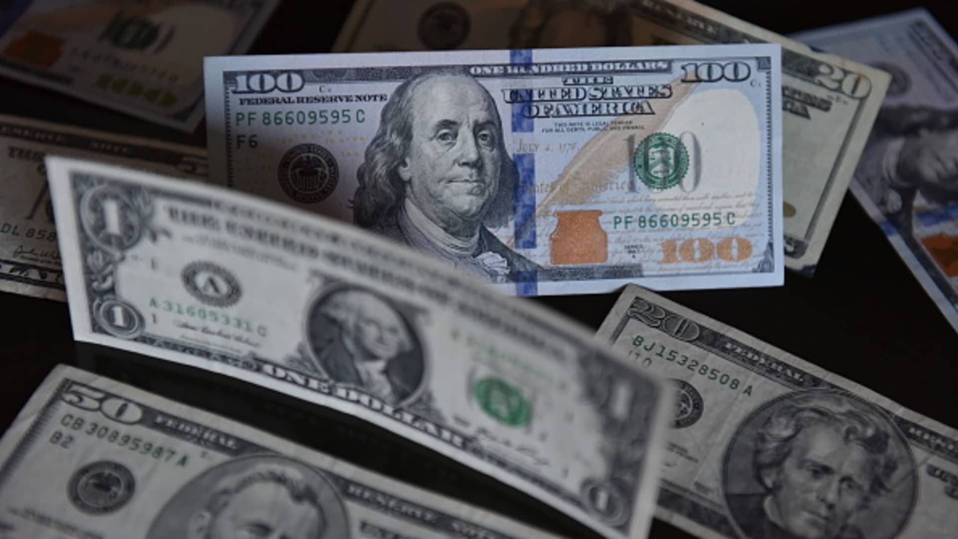 le dollar reste vigilant tandis que le bitcoin chute sous la barre des 90 000 $, suscitant des inquiétudes sur le marché des cryptomonnaies.