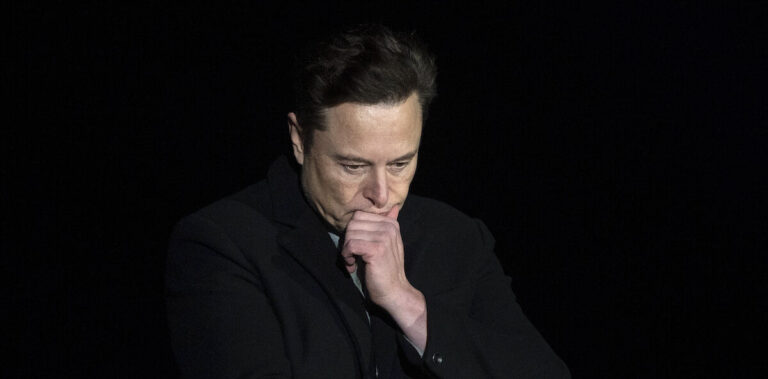 découvrez pourquoi elon musk abandonne son troisième parti politique et renouvelle ses liens avec donald trump, une alliance surprenante qui pourrait bouleverser la scène politique.