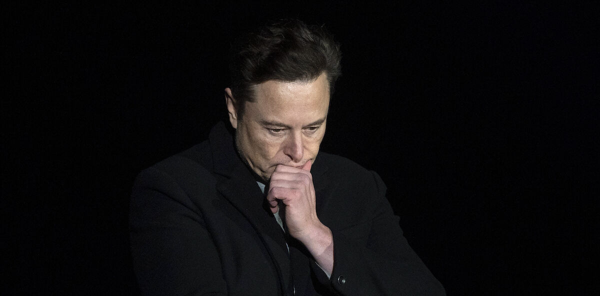 découvrez pourquoi elon musk abandonne son troisième parti politique et renouvelle ses liens avec donald trump, une alliance surprenante qui pourrait bouleverser la scène politique.