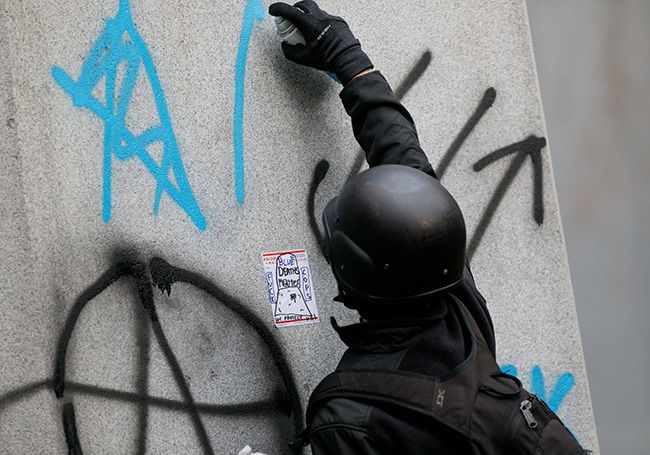 analyse des controverses entourant la qualification de certains groupes antifas européens en tant qu'organisations terroristes, avec un focus sur les implications politiques et sociales.