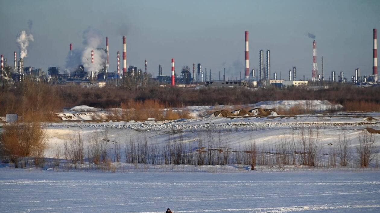 découvrez les différentes stratégies employées par la russie pour contourner les sanctions pétrolières internationales et leurs impacts géopolitiques.