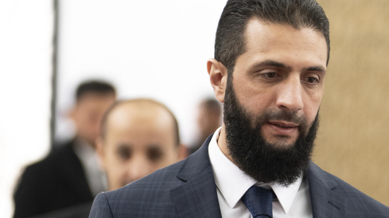 découvrez le rôle central d'ahmed al-charaa dans la stratégie américaine de trump en syrie, un acteur clé influençant la politique et les relations internationales dans la région.