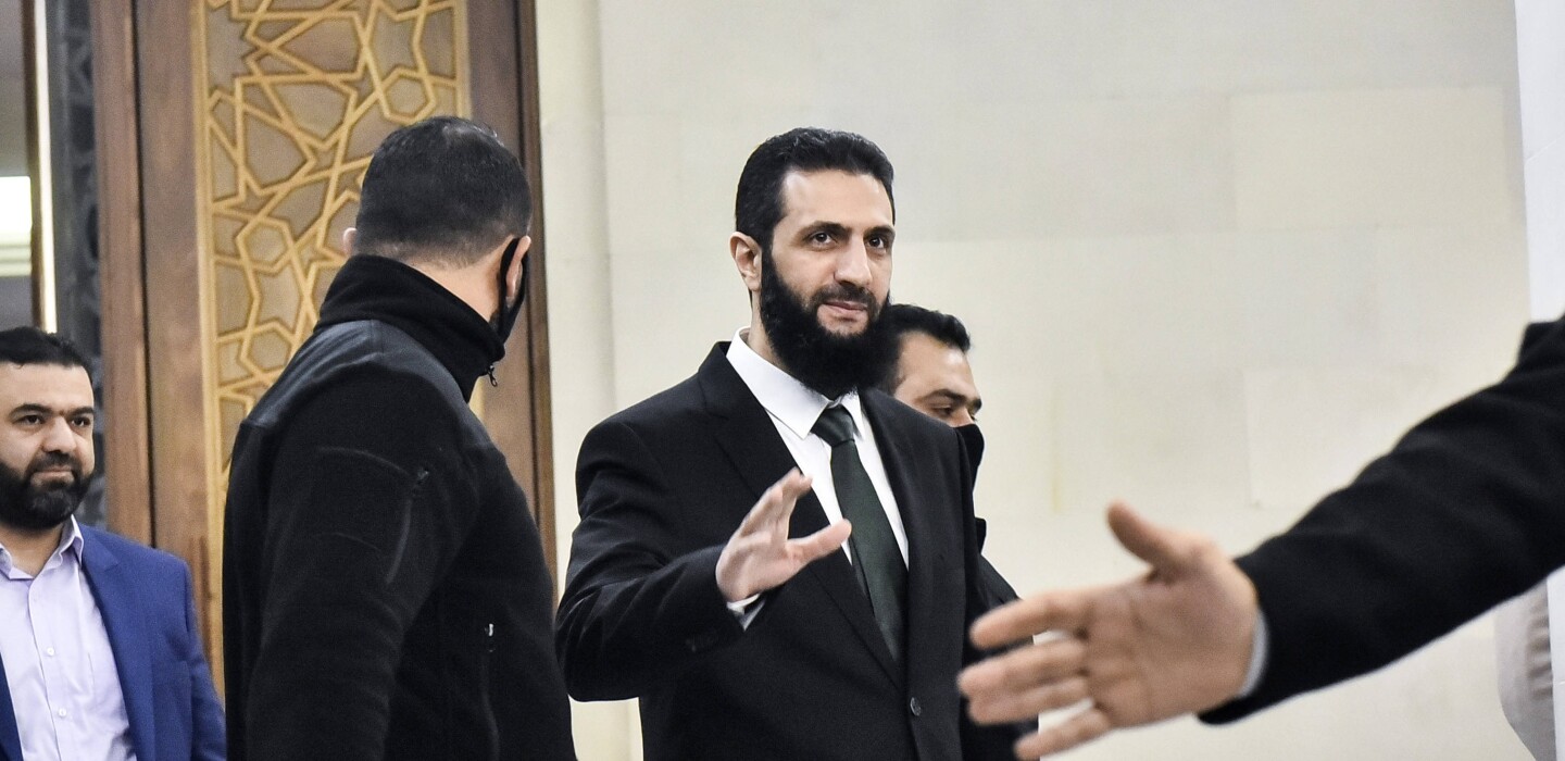 découvrez le rôle crucial d'ahmed al-charaa dans la stratégie de trump en syrie, un acteur clé influençant les décisions géopolitiques au moyen-orient.