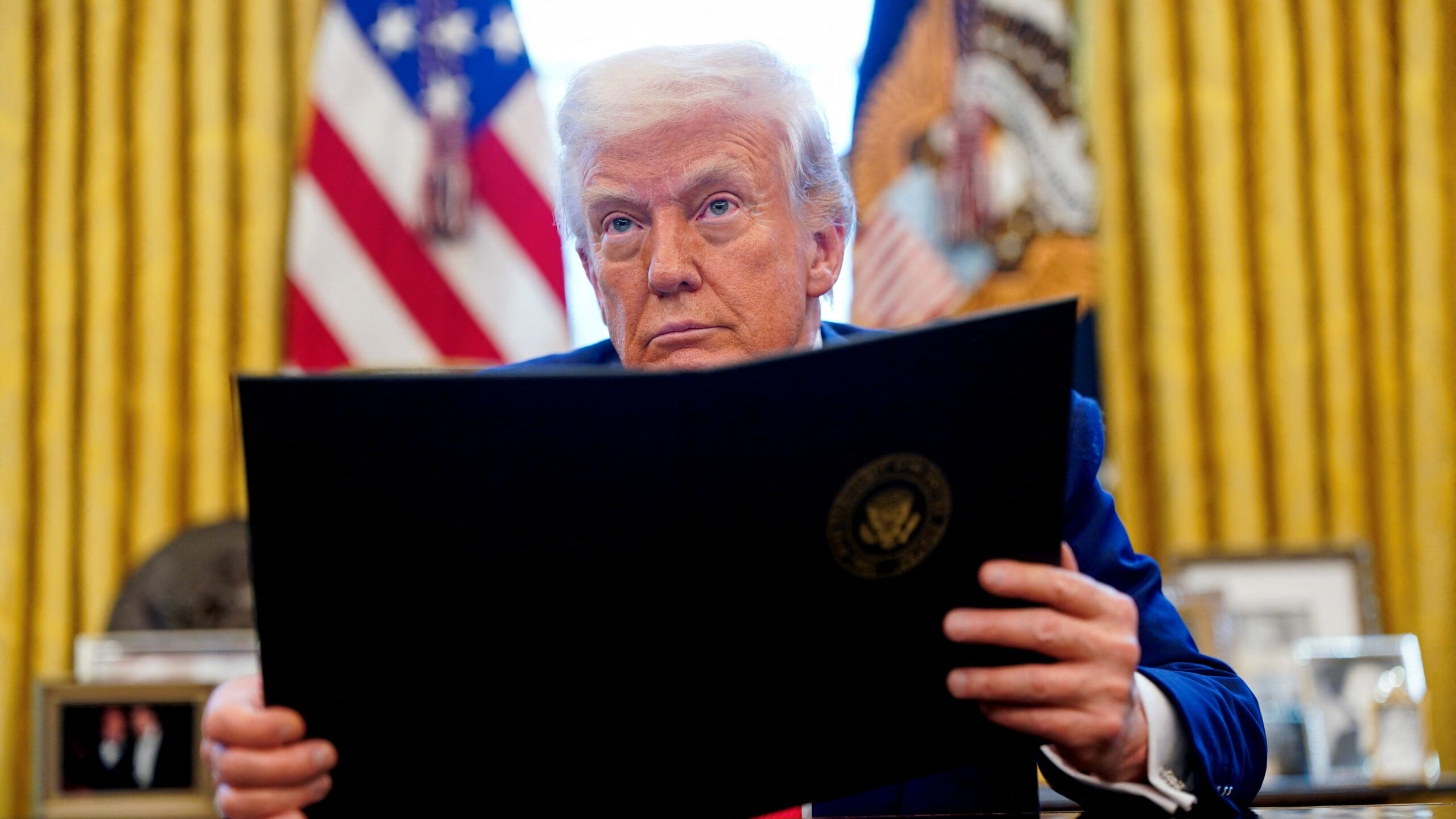 découvrez comment la diplomatie de trump a été influencée par des intérêts économiques, alliant stratégies politiques et recherche de profit.