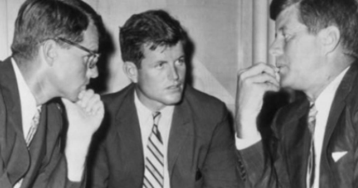 découvrez les liens et rivalités entre donald trump et la célèbre dynastie kennedy, une histoire mêlant politique, pouvoir et héritage.