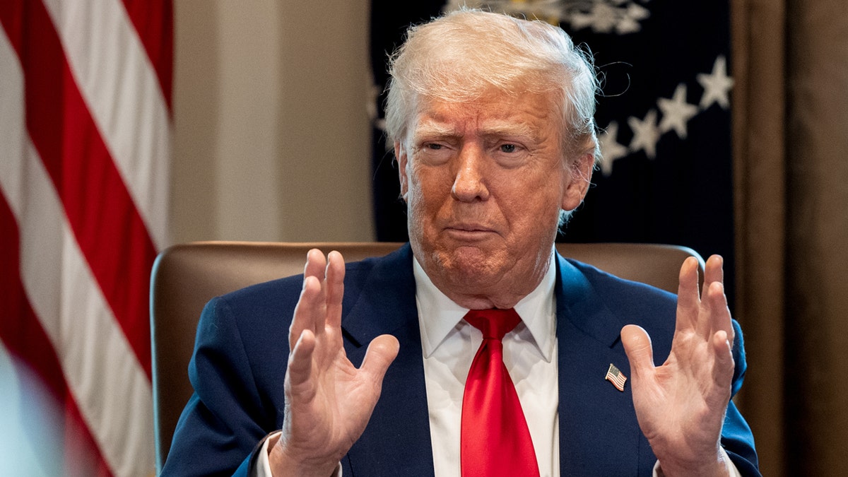 découvrez des images générées par intelligence artificielle de donald trump diffusées sur ses réseaux sociaux, alliant technologie et politique.