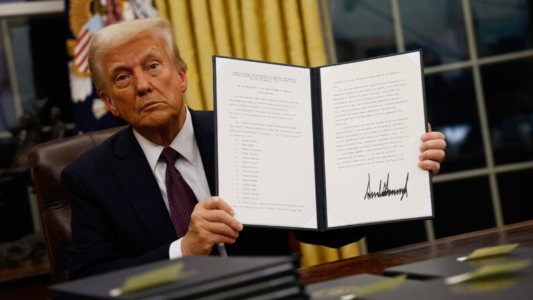 découvrez comment trump investit des millions dans des obligations d'entreprises proches, analysant les impacts financiers et les opportunités associées.