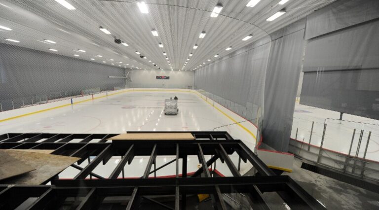 découvrez pourquoi de nombreuses entreprises font le pari risqué d'investir dans le bitcoin, ses opportunités et ses dangers potentiels.