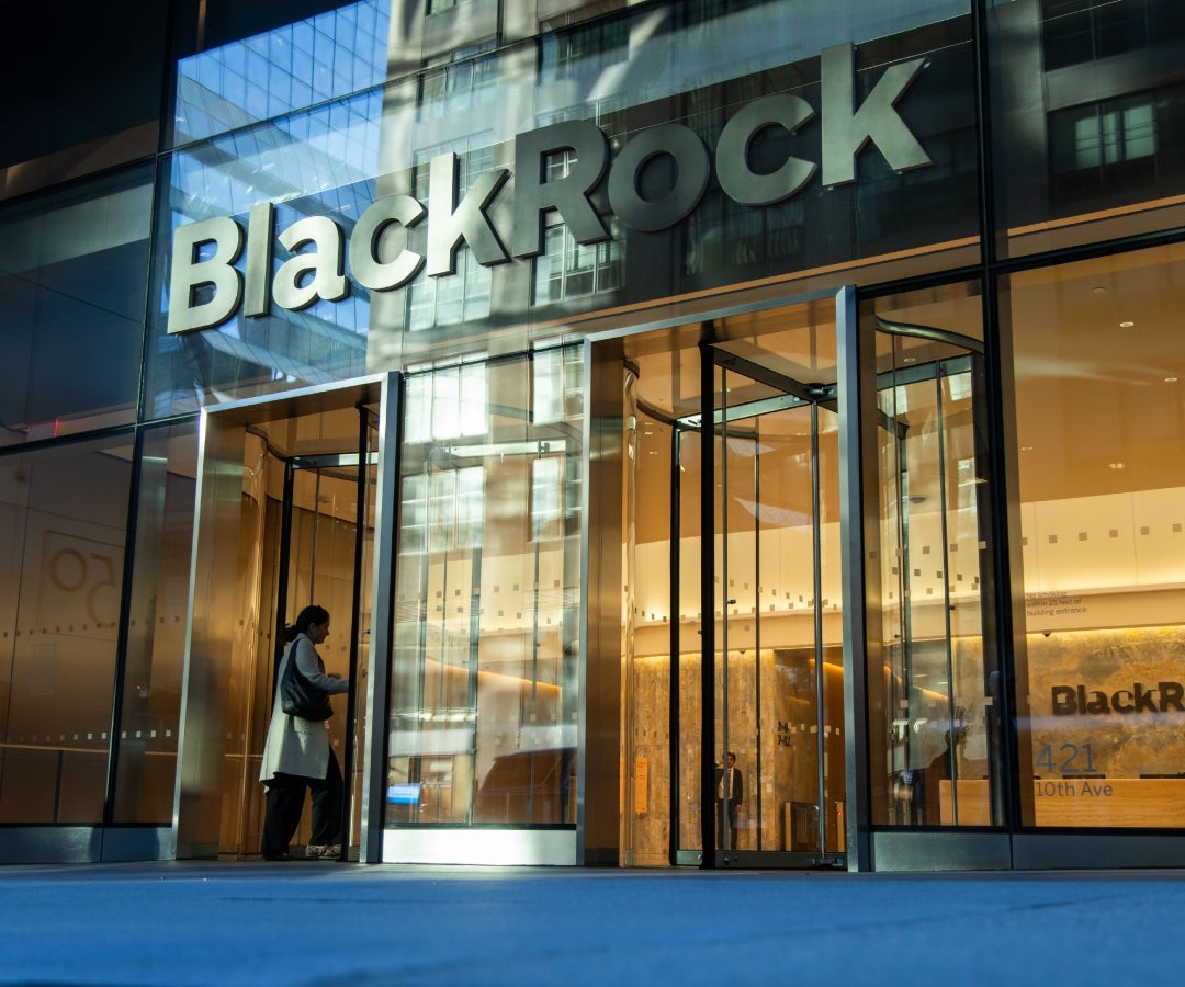 blackrock met en garde contre un transfert massif de bitcoins, soulignant les risques potentiels pour le marché des cryptomonnaies et les investisseurs.