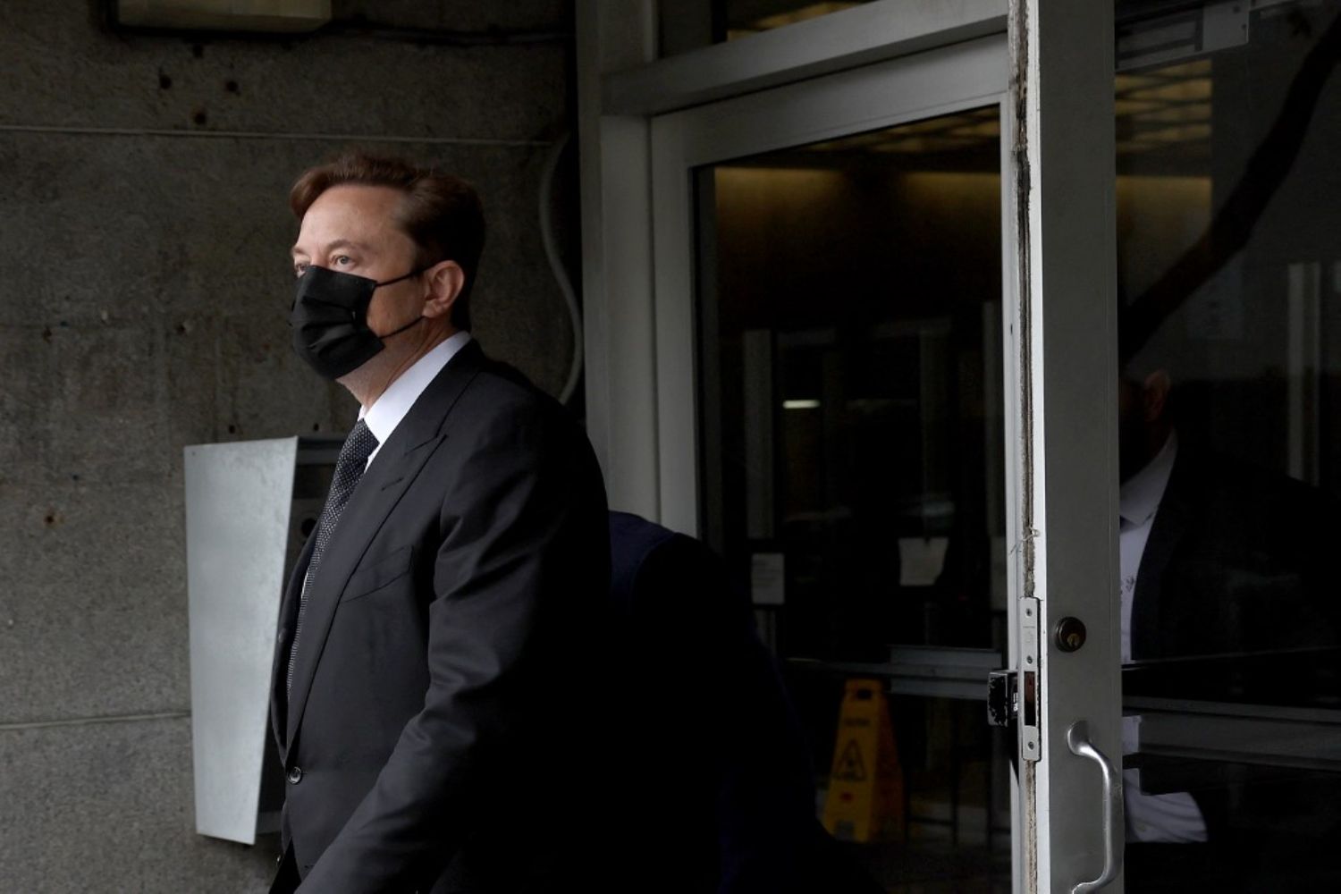 elon musk admet son échec et se retrouve confronté à la justice dans une affaire médiatisée.