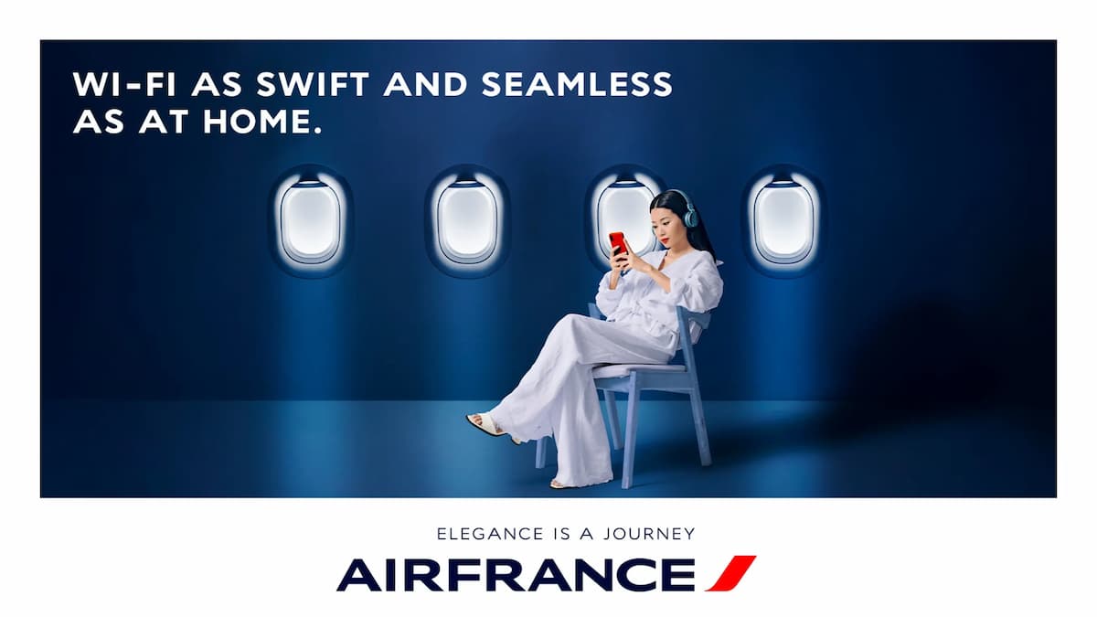 elon musk félicite air france pour offrir le wifi starlink gratuit à bord, améliorant ainsi l'expérience connectée des passagers.