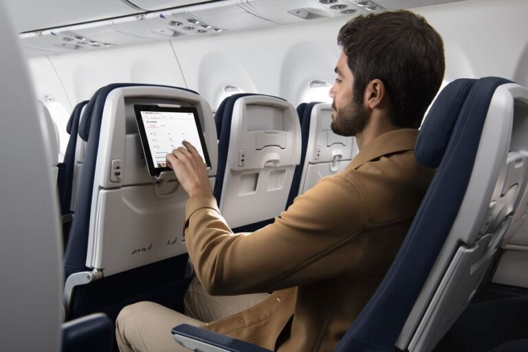 elon musk félicite air france pour l'installation du wifi starlink gratuit à bord, offrant une expérience de connexion innovante aux passagers.