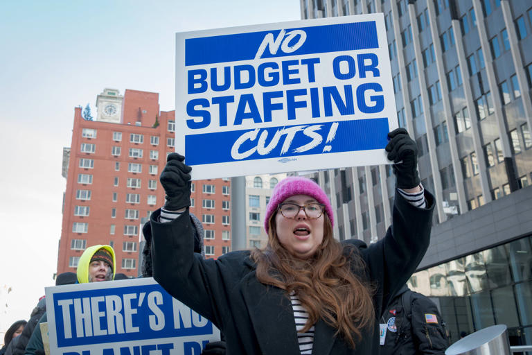 les licenciements massifs orchestrés par elon musk entraînent une pénurie critique de météorologues aux états-unis, impactant les prévisions et la gestion des risques climatiques.