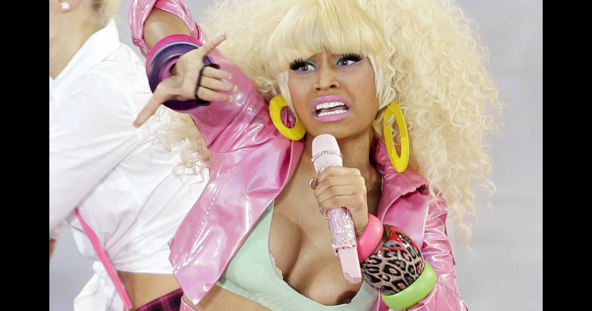 découvrez nicki minaj main dans la main avec erika kirk lors d'un rassemblement pro-trump, un moment marquant entre célébrités et politique.