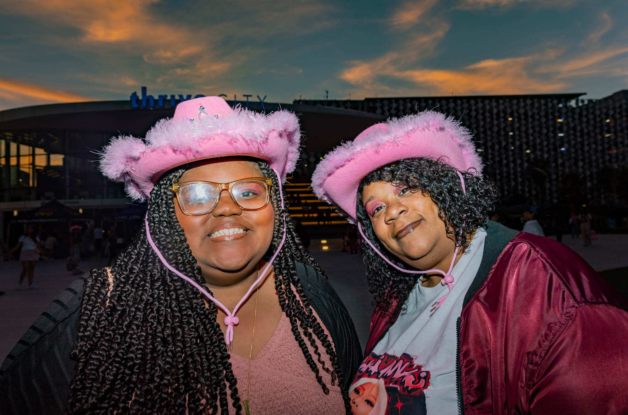 découvrez nicki minaj main dans la main avec erika kirk lors d'un rassemblement pro-trump, un moment marquant qui suscite de nombreuses réactions.