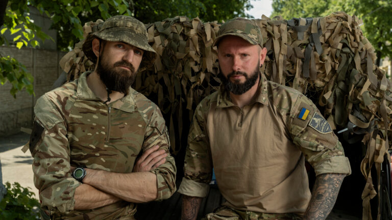 la russie cherche à neutraliser les satellites starlink, mettant en lumière les tensions croissantes dans le domaine spatial et la sécurité des communications.