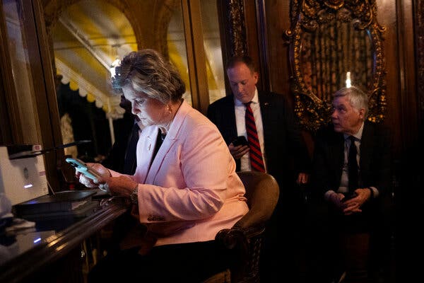 susie wiles, directrice de campagne de trump, partage son témoignage poignant sur son combat contre l'alcoolisme.