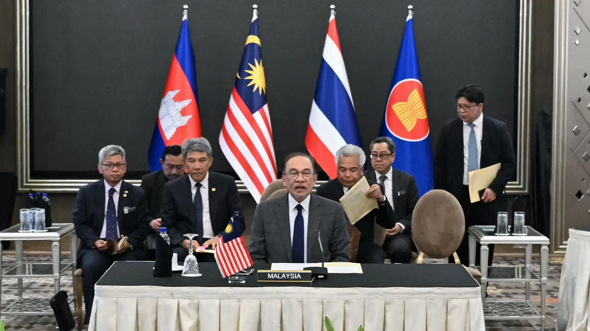 découvrez les enjeux du cessez-le-feu menacé entre le cambodge et la thaïlande, une tension croissante qui impacte la stabilité régionale et les relations bilatérales.