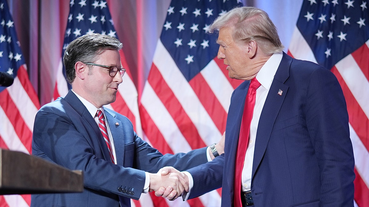 découvrez les derniers pansements utilisés par trump et les inquiétudes croissantes concernant son état de santé.