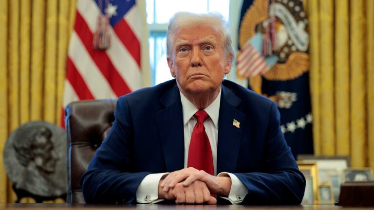 trump affirme avoir ordonné des frappes militaires sans obtenir l'accord du congrès, suscitant un débat intense sur la séparation des pouvoirs.